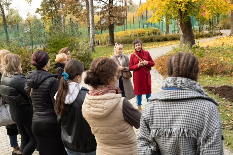 Młode kobiety w parku