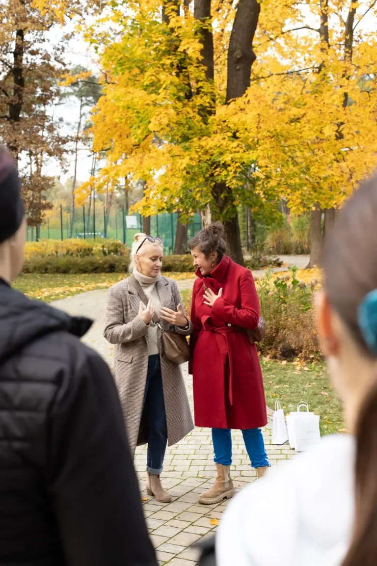 Młode kobiety w parku